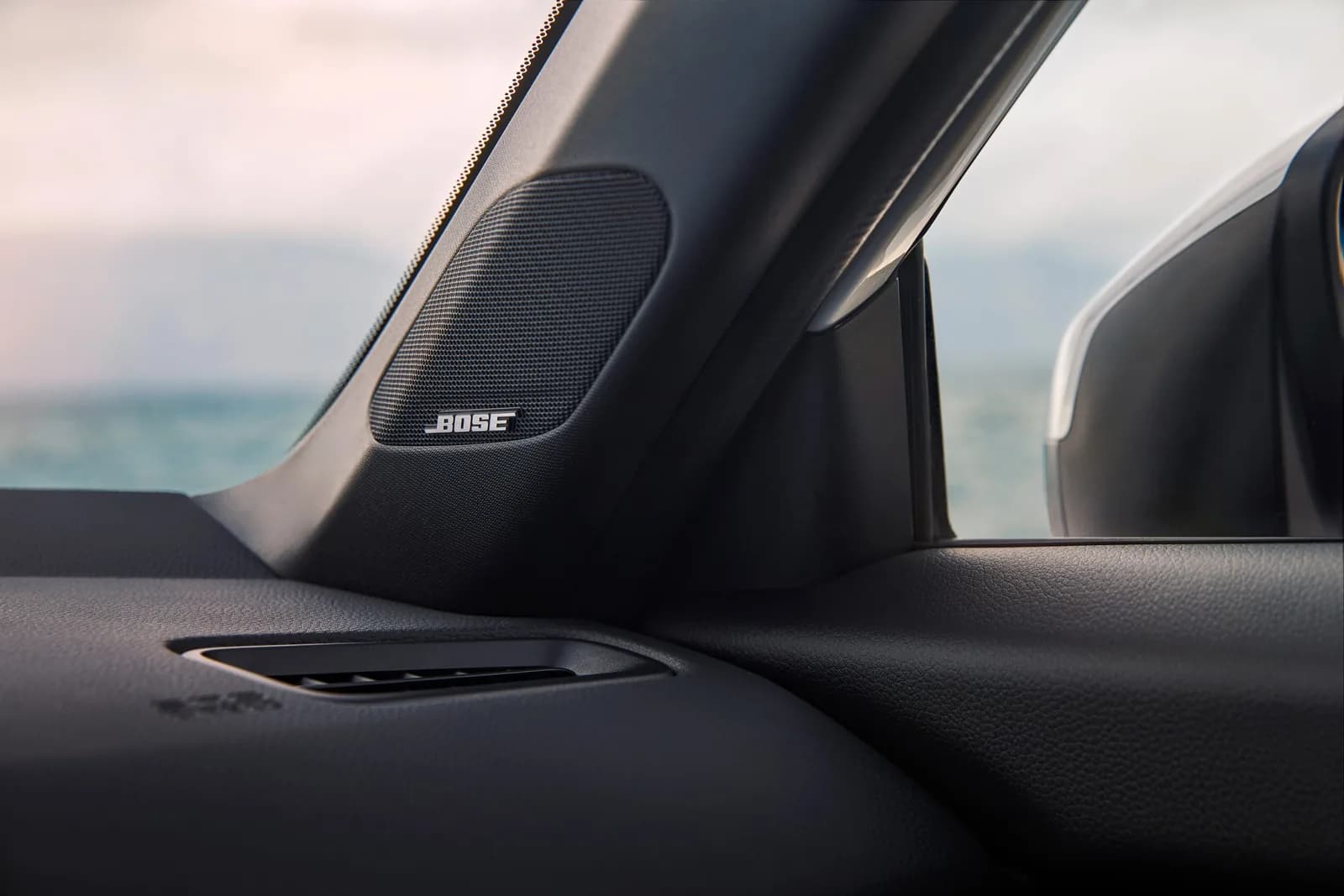 Difuzor Bose în panoul ușii unei Honda Civic