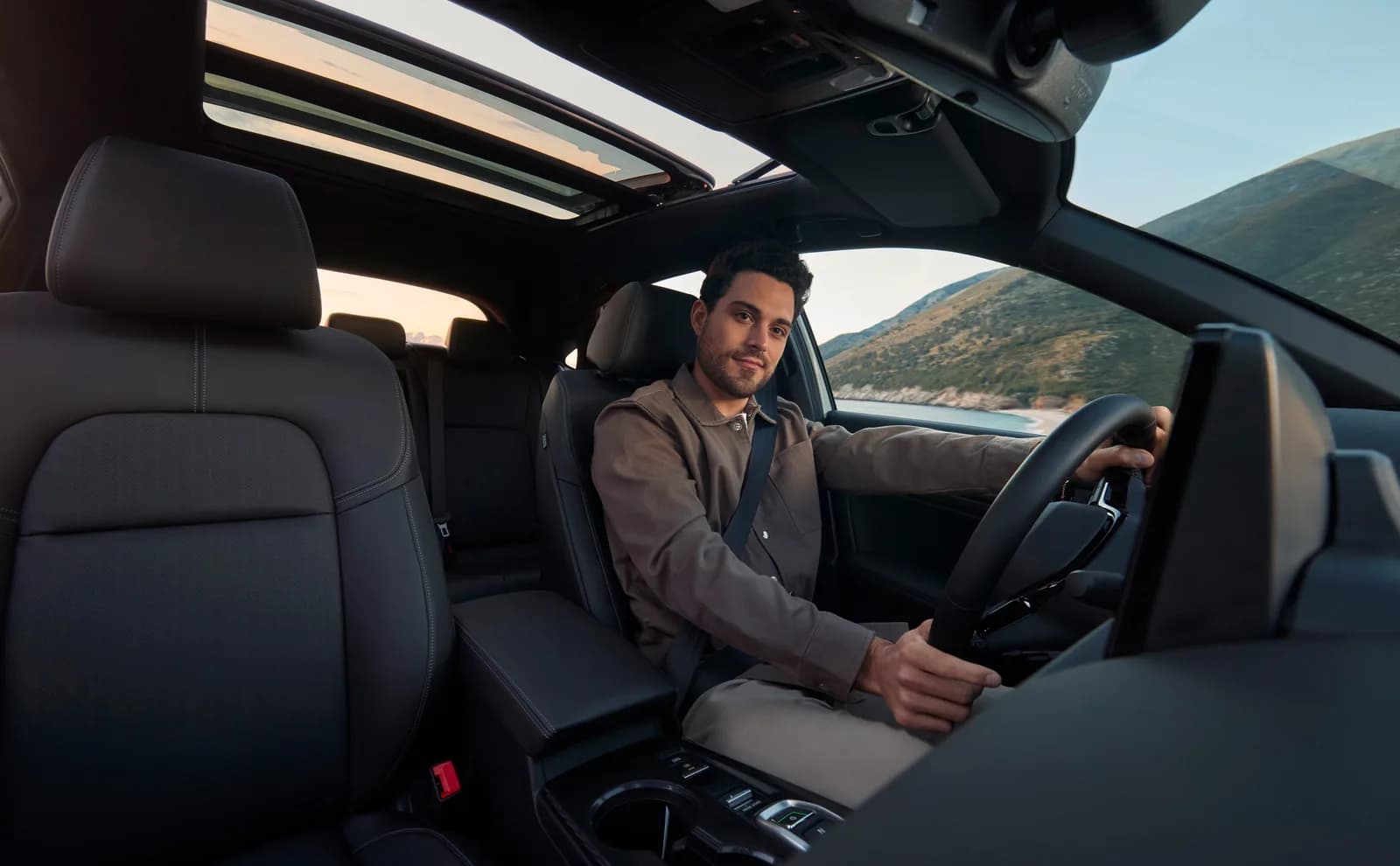 Honda Civic — șoferul la volan, văzut din dreptul scaunului pasagerului
