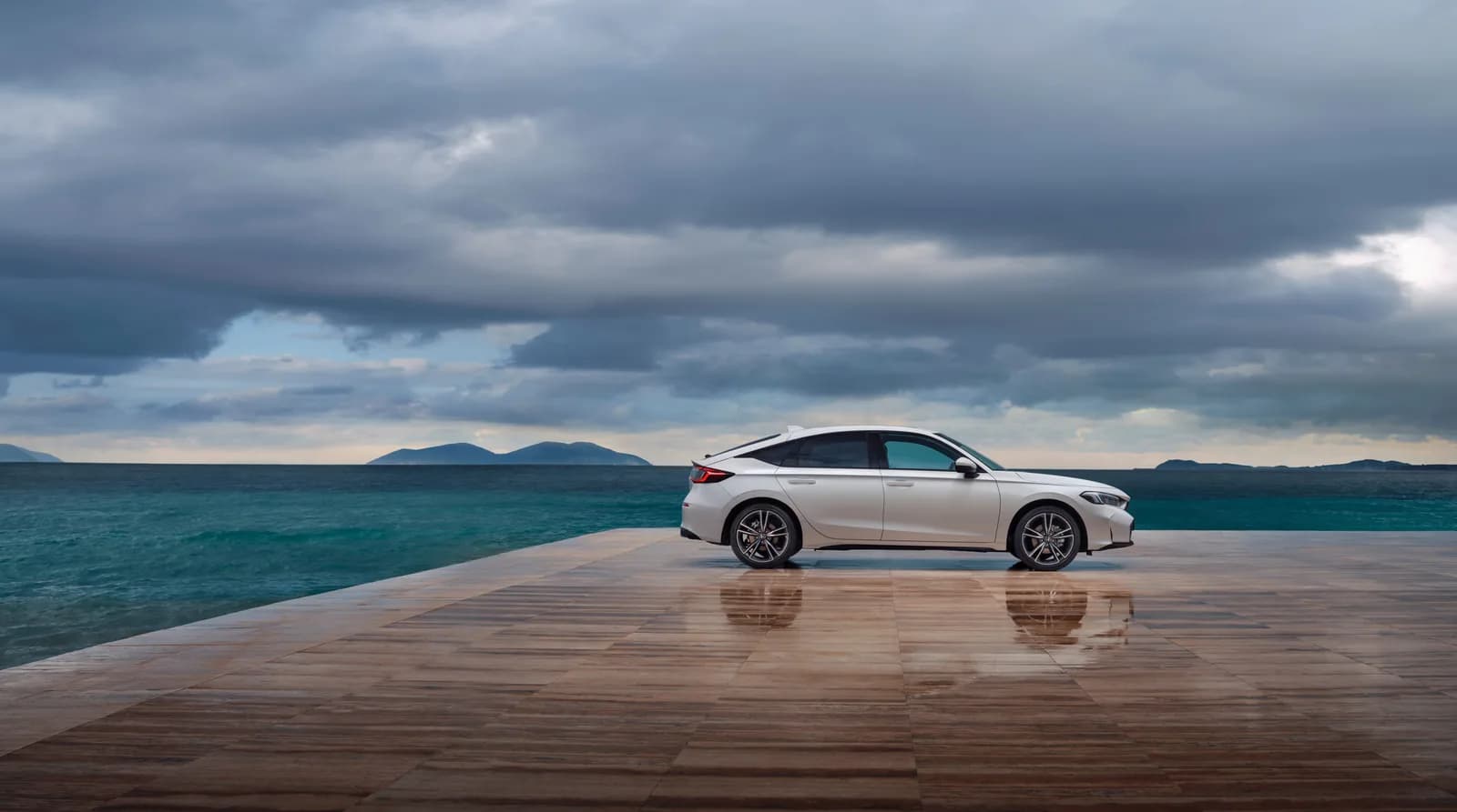 Honda Civic — vedere din față-lateral, pe un ponton la malul mării