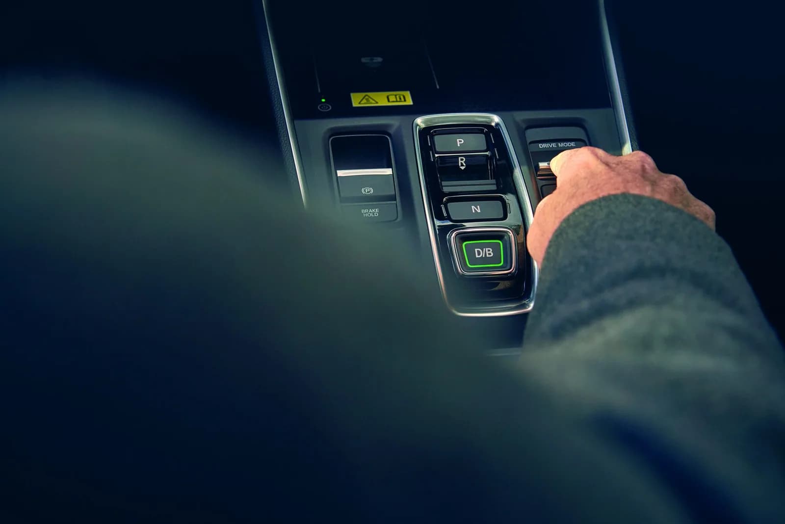 Consola centrală a lui Honda CR-V, cu butoanele de selecție a transmisiei