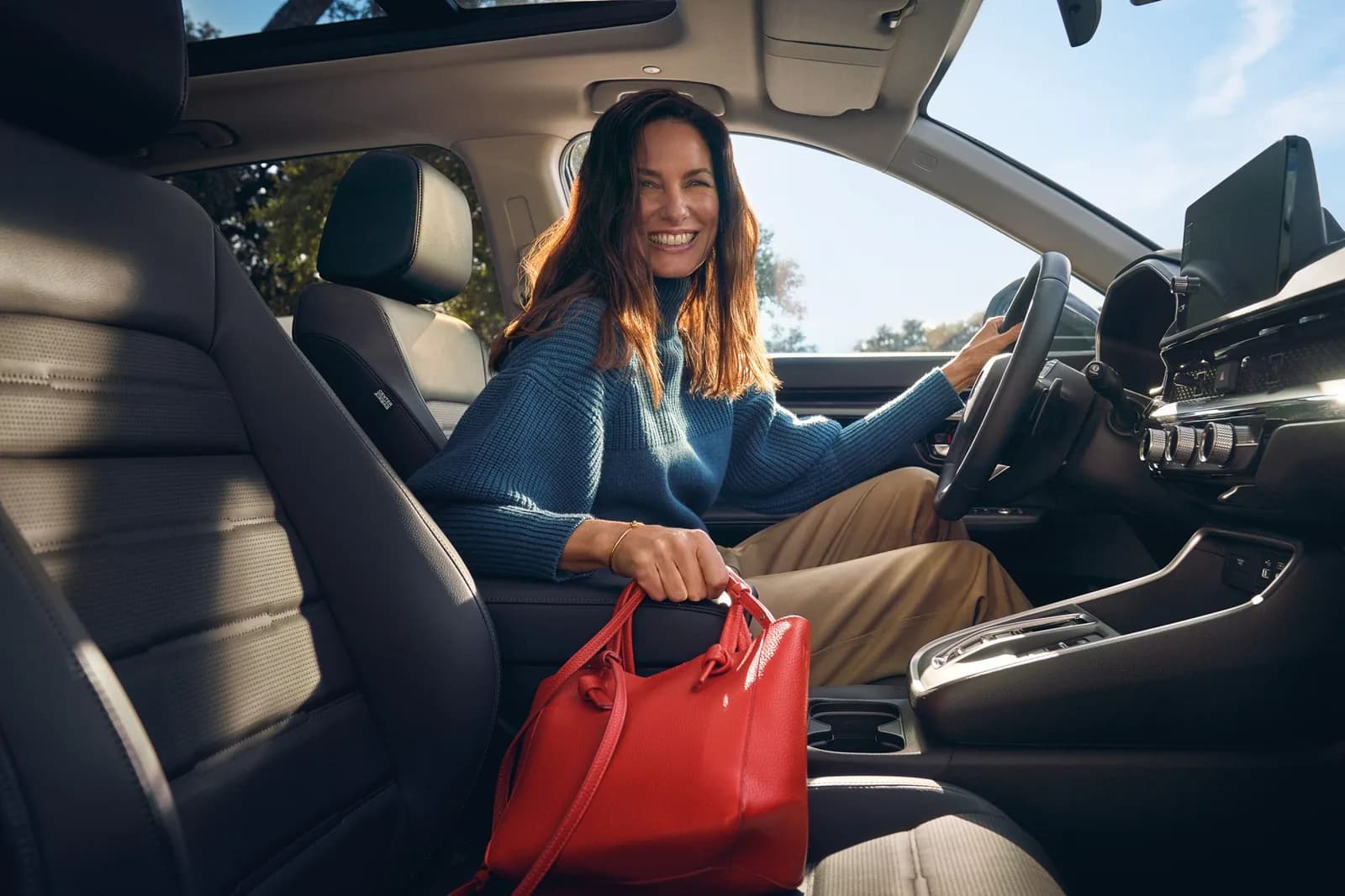Honda CR-V — șoferița la volan, văzută din dreptul scaunului pasagerului