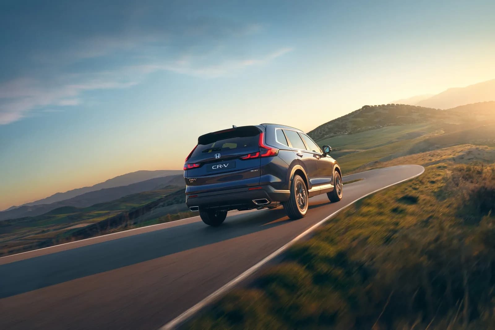 Honda CR-V — vedere din spate-lateral, în mișcare, pe un drum de munte