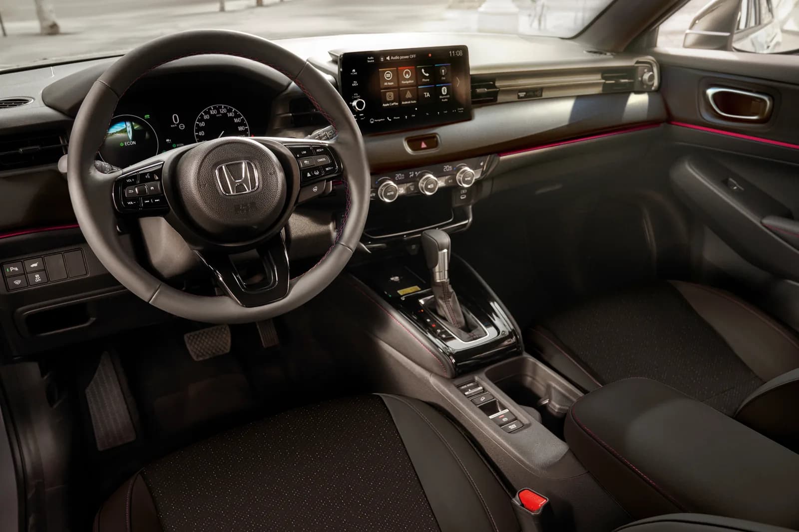 Interiorul unui Honda HR-V, cu cusături roșii pe bord și pe scaune