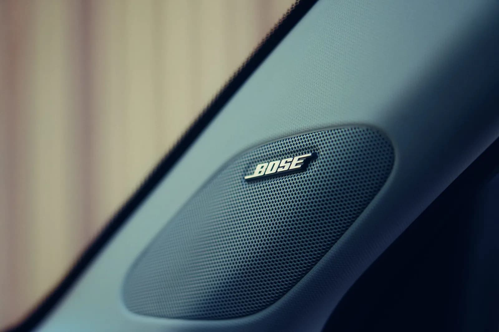 Difuzor Bose montat în panoul ușii unui Honda ZR-V