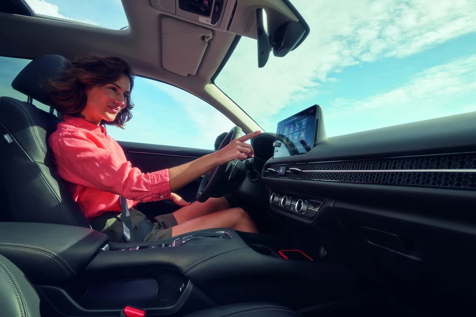 Șoferița la volanul unui Honda ZR-V, cu drumul văzut prin parbriz