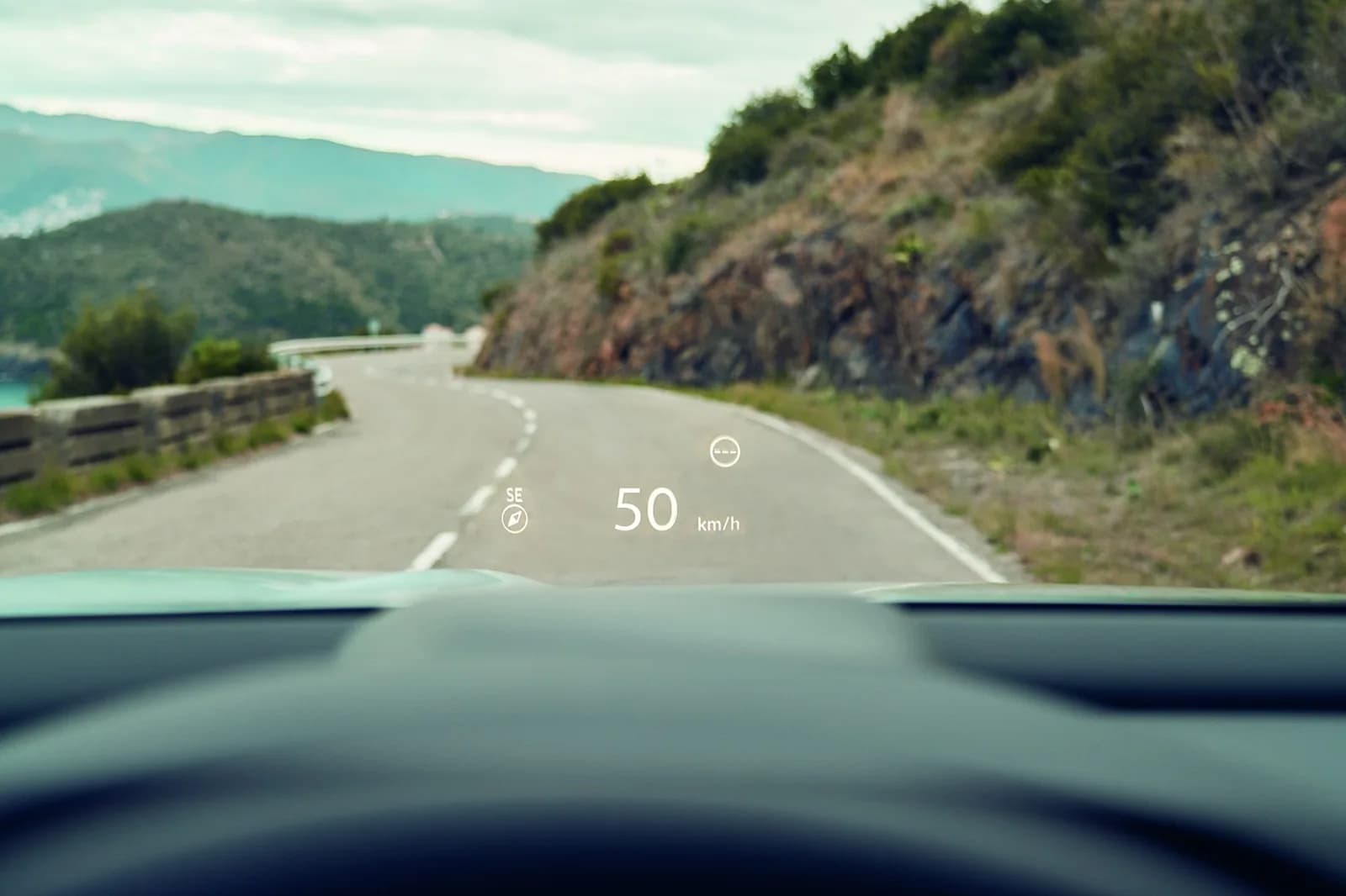 Honda ZR-V — afișajul head-up proiectat în parbriz, arătând 50 km/h