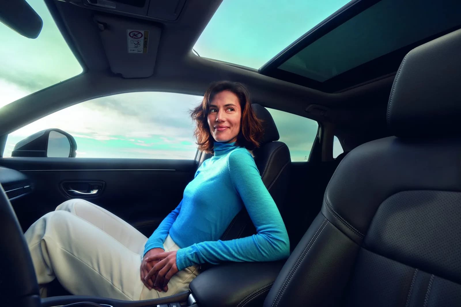 Honda ZR-V — pasagera pe scaunul din față, cu bordul în plan apropiat
