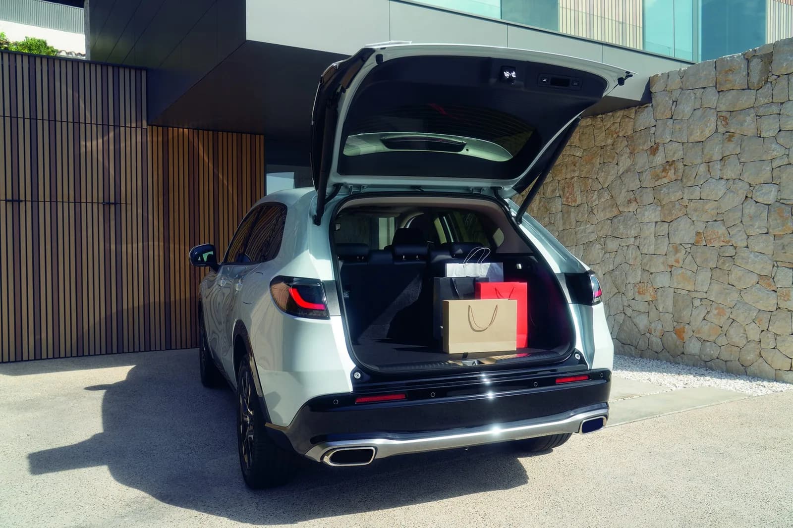 Honda ZR-V — portbagajul deschis, văzut din spate