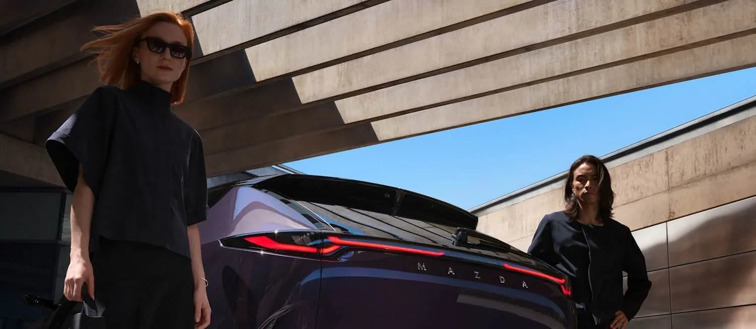 Mazda CX-6e — partea din spate, cu ornamentul luminos pe toată lățimea