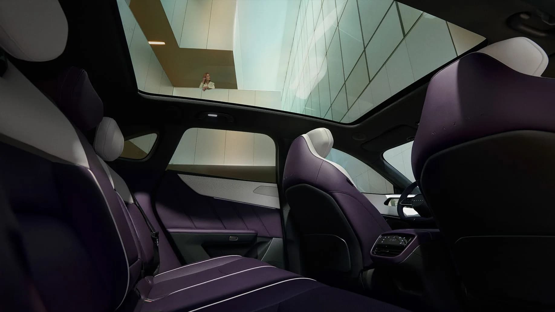 Mazda CX-6e — habitaclul văzut de sus, prin trapa panoramică