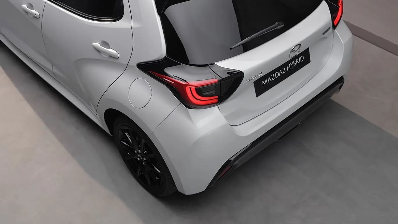 Hayonul unei Mazda2 Hybrid albe, cu emblema Hybrid pe capacul portbagajului