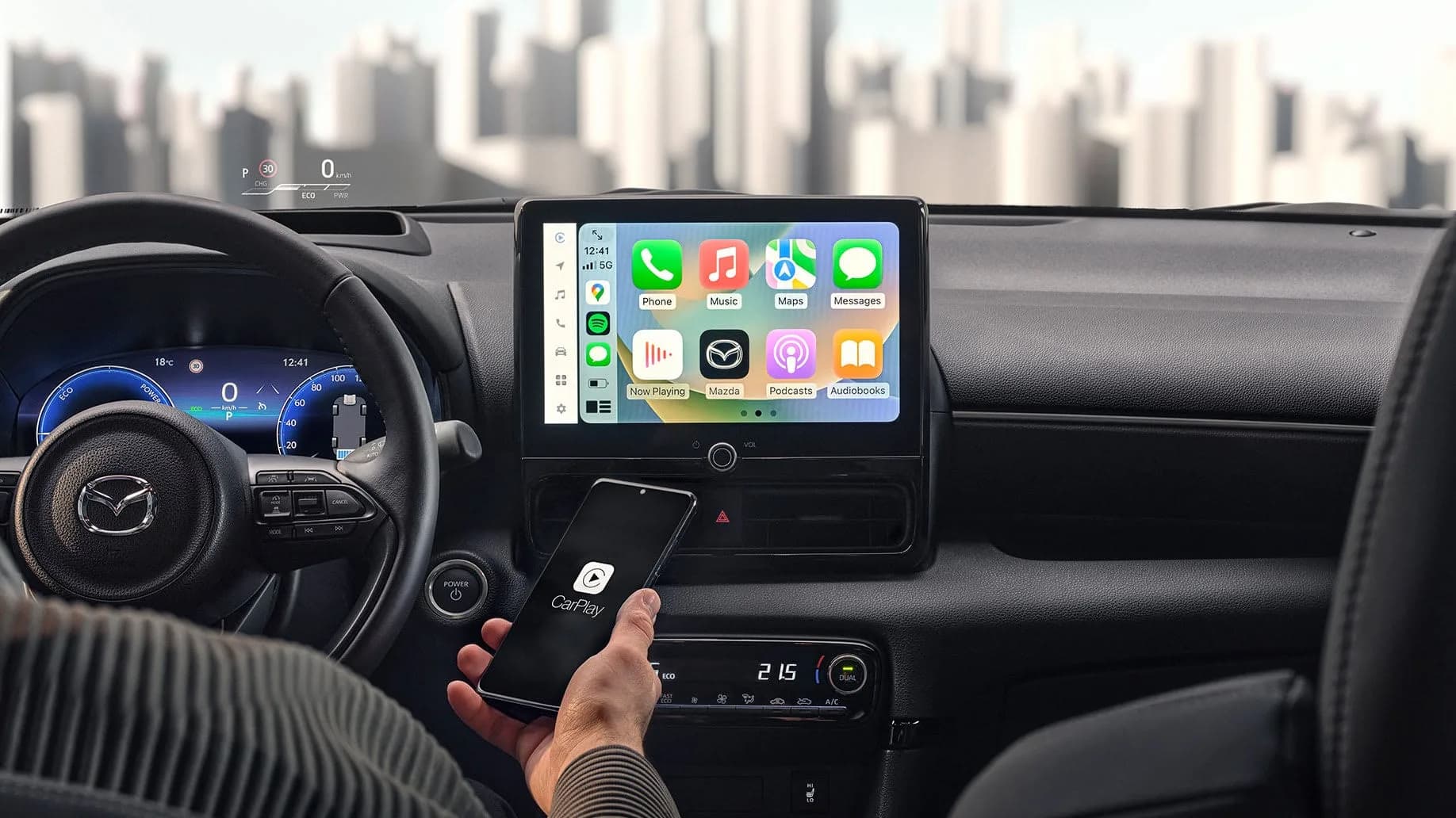 Ecranul de 9 inch al Mazda2 Hybrid, cu interfața Apple CarPlay afișată