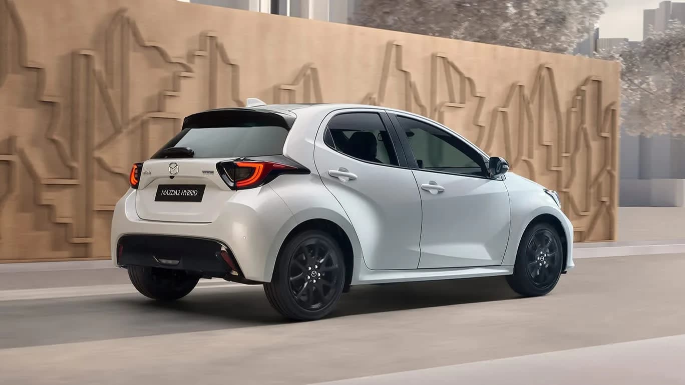 Mazda2 Hybrid — vedere din spate-lateral, cu stopurile LED