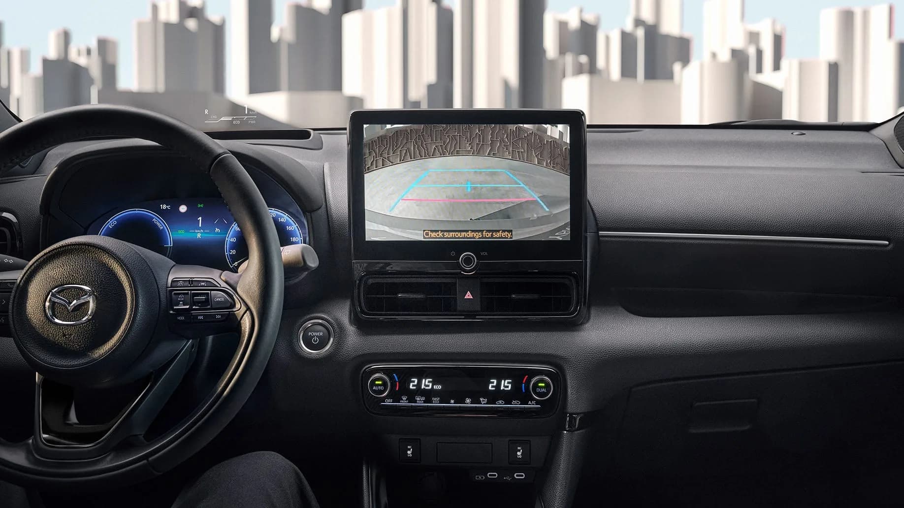 Mazda2 Hybrid — postul de conducere, cu imaginea camerei de marșarier pe ecranul central