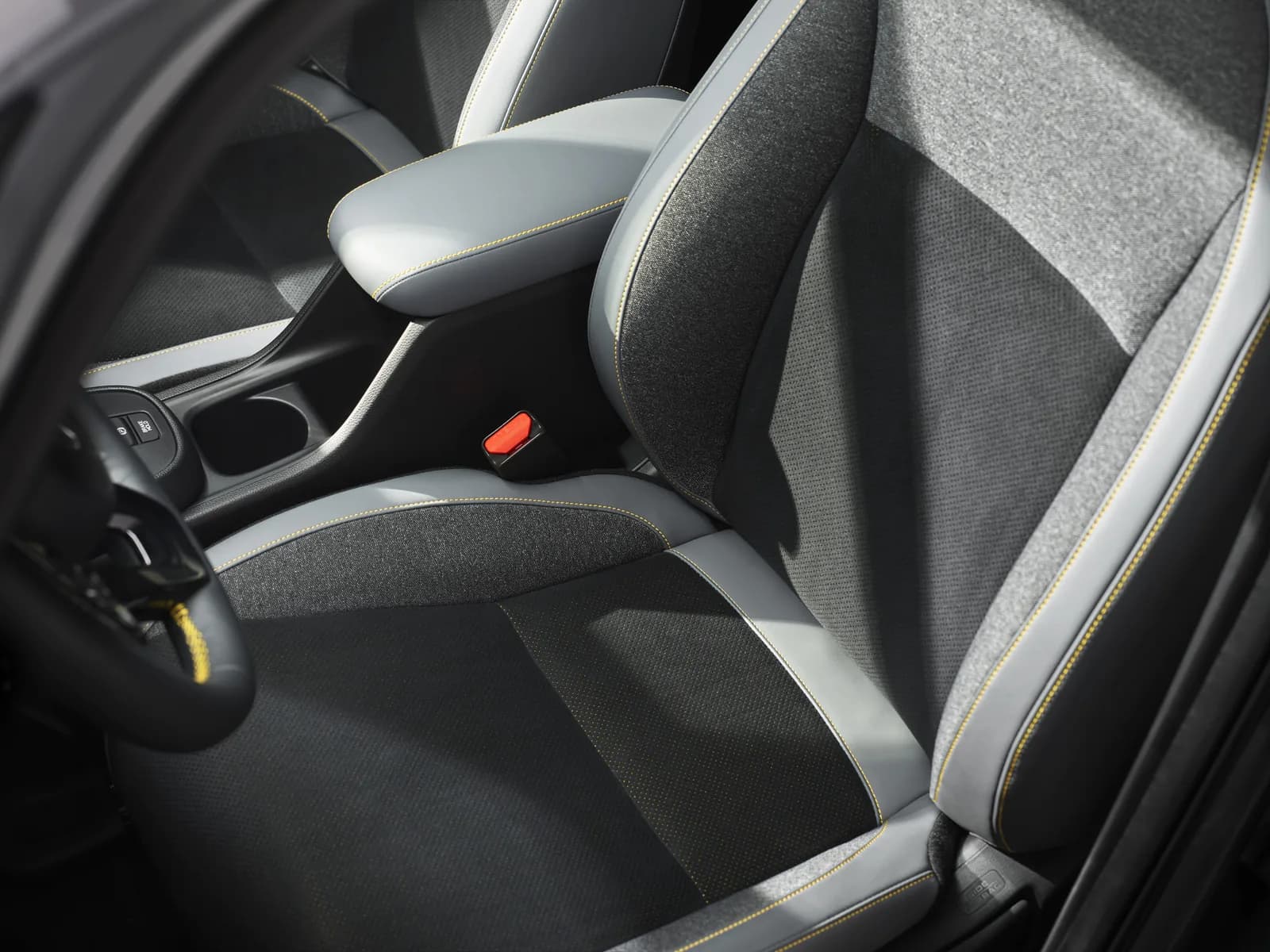 Honda Jazz — detaliu al scaunului din față, cu tapițeria textilă în două nuanțe