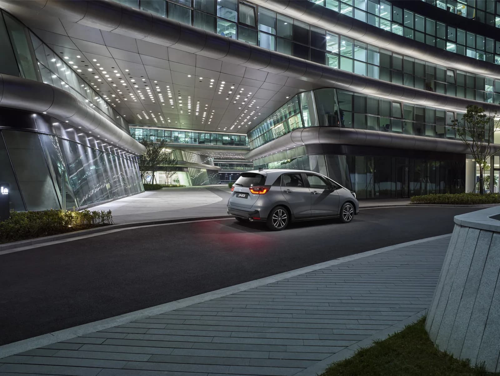 Honda Jazz — vedere din spate-lateral, pe o alee dintr-un cartier de birouri