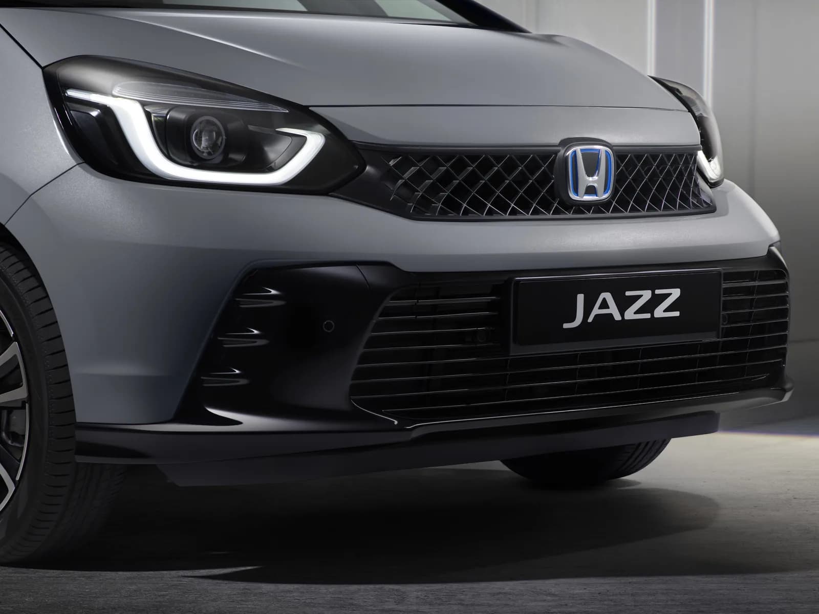 Honda Jazz — grila față și emblema JAZZ, în prim-plan