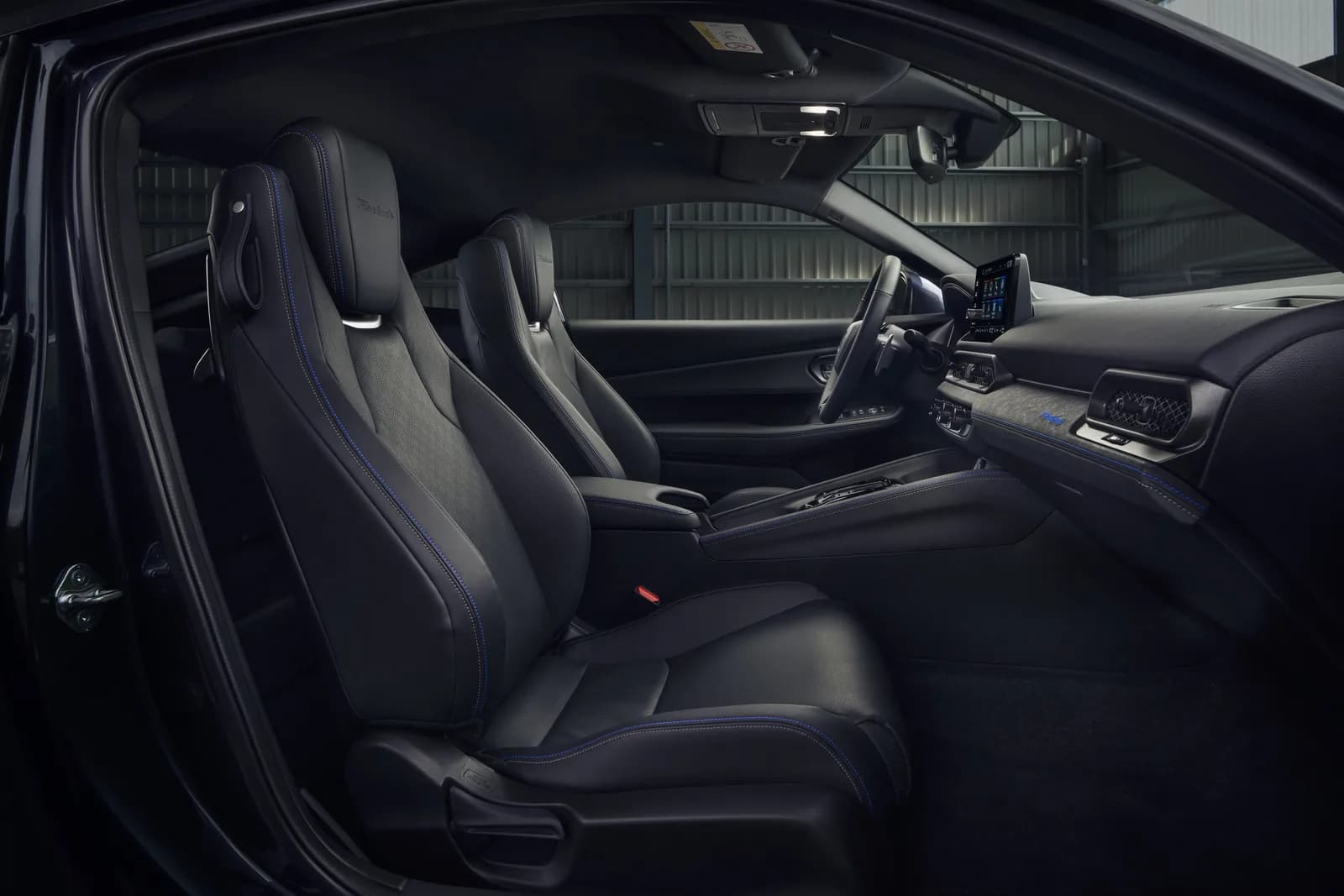 Interiorul unui Honda Prelude, cu scaunele din față în piele
