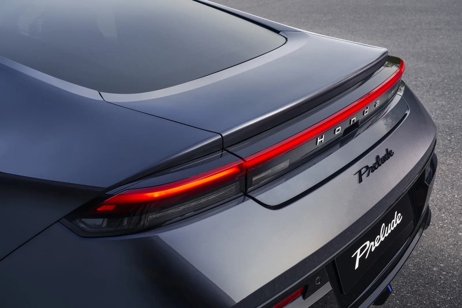 Honda Prelude — detaliu al blocului de stopuri și al emblemei Prelude