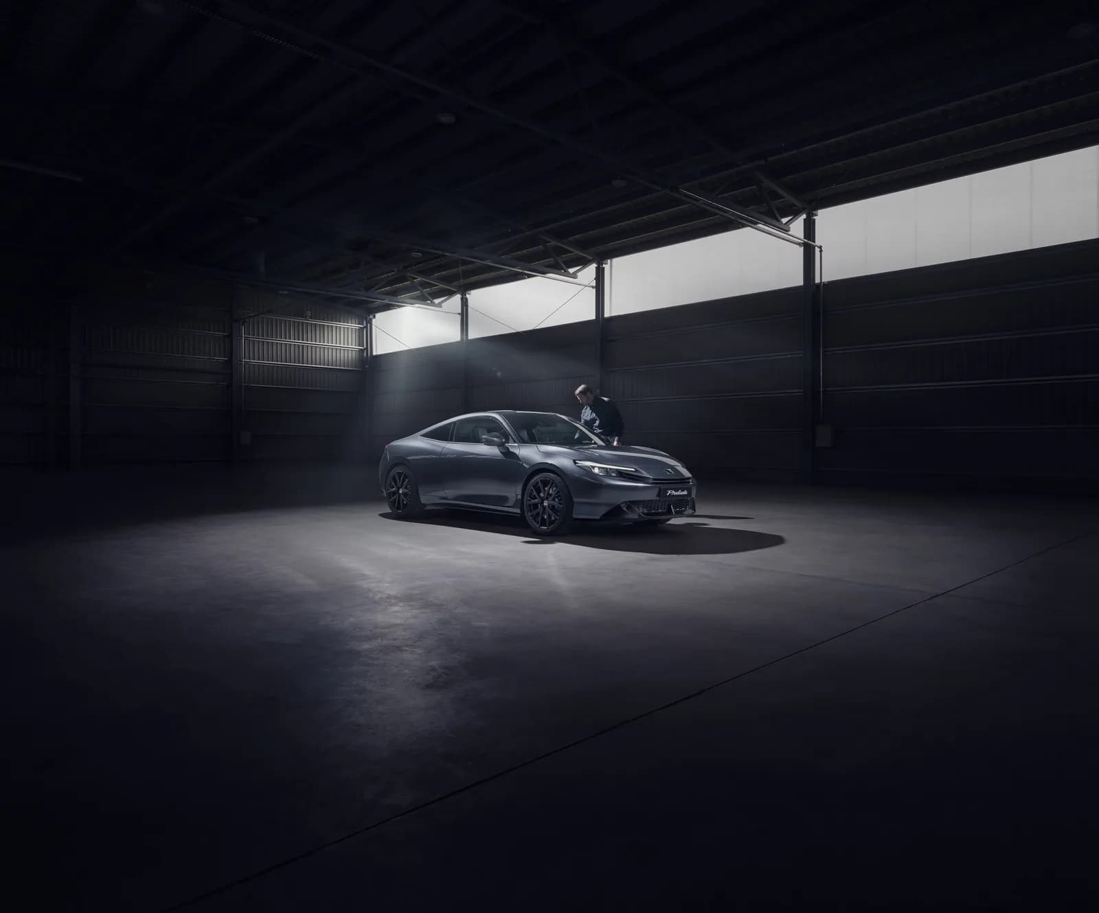 Honda Prelude — vedere din față-lateral, într-un spațiu acoperit, cu lumină laterală