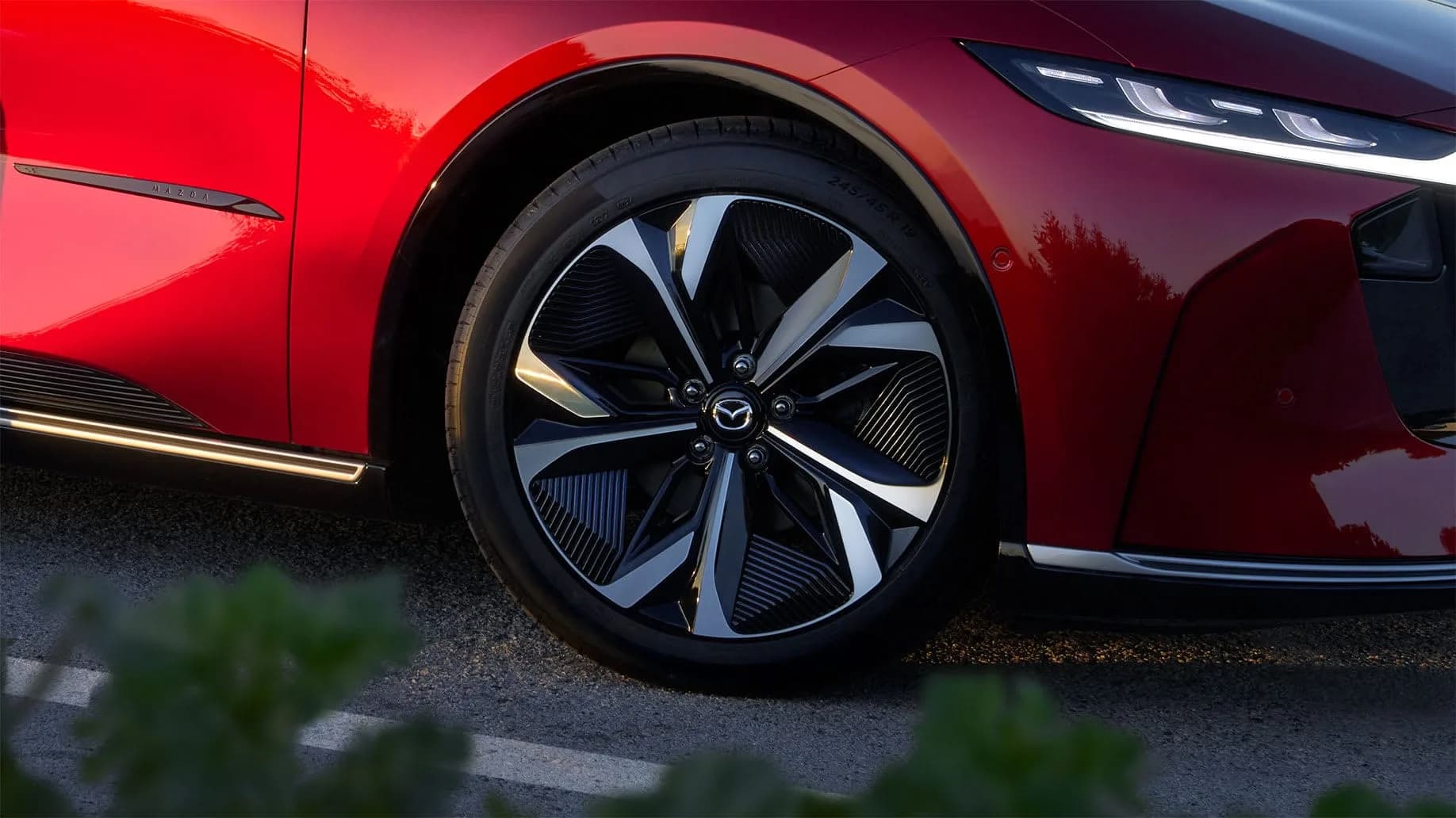 Mazda 6e — prim-plan pe roata din față și pe janta aerodinamică