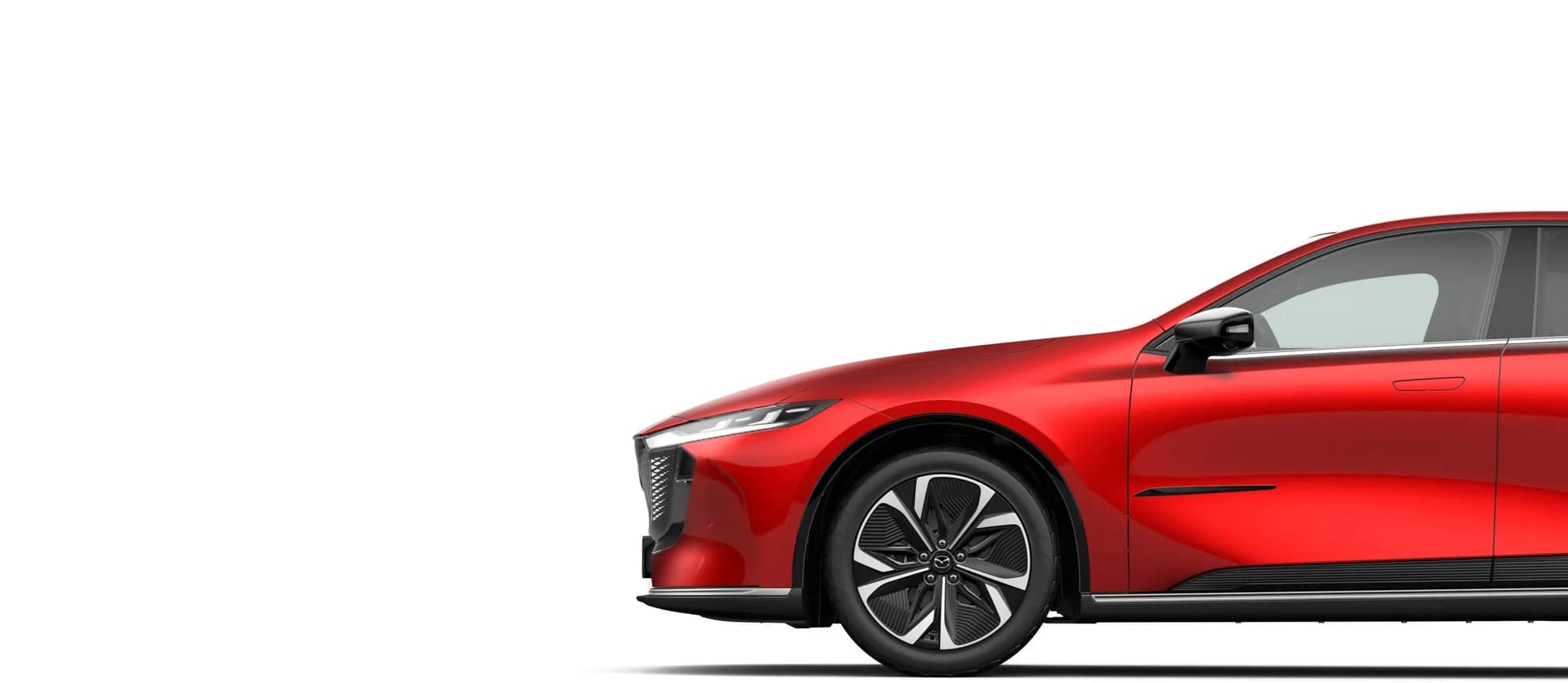Mazda 6e roșie, văzută din față-lateral, pe fundal alb