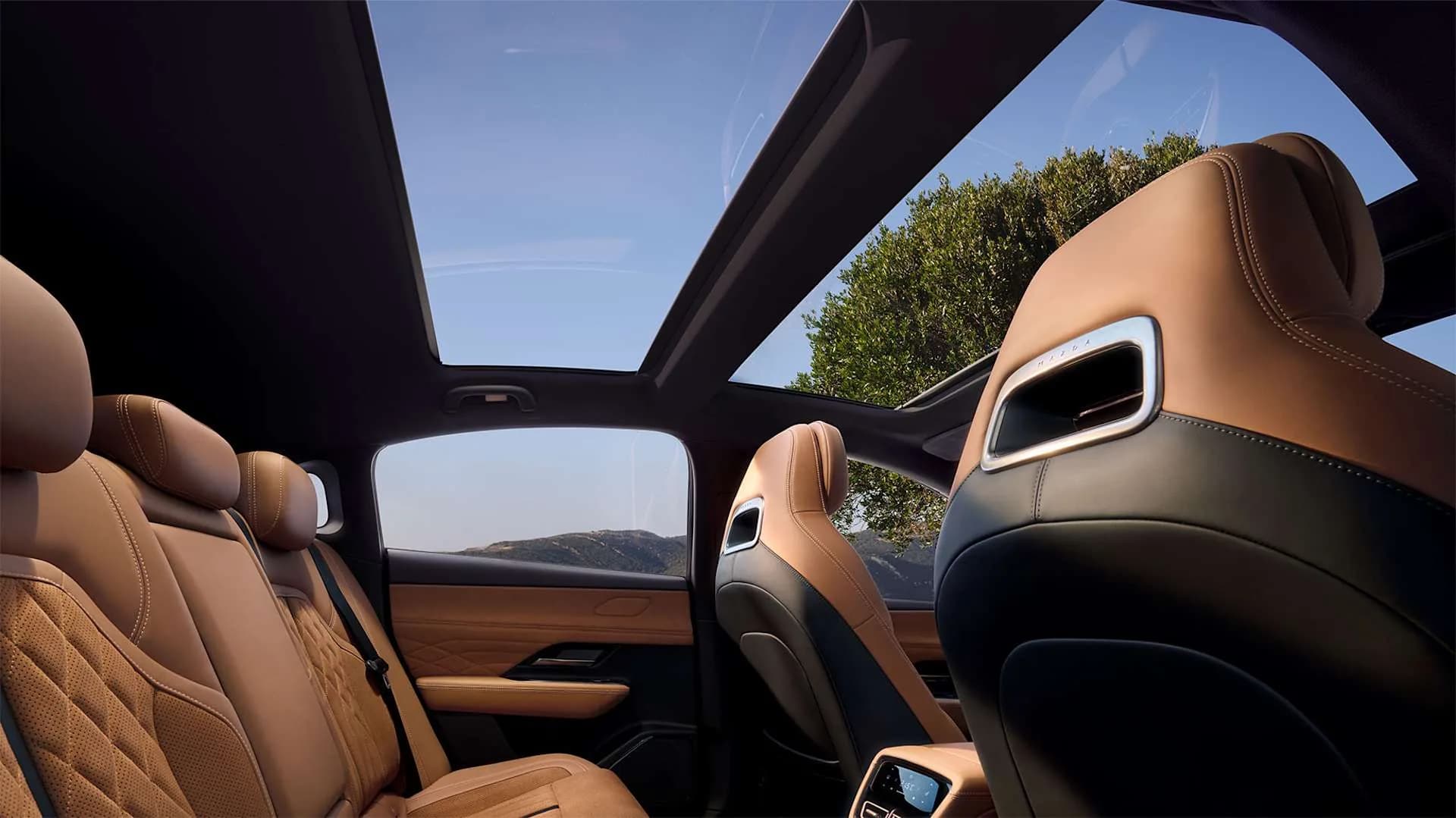 Mazda 6e — plafonul panoramic văzut din interior, deasupra banchetei