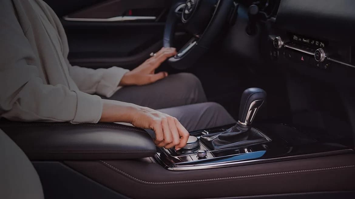 Consola centrală a Mazda CX-30, cu maneta transmisiei automate