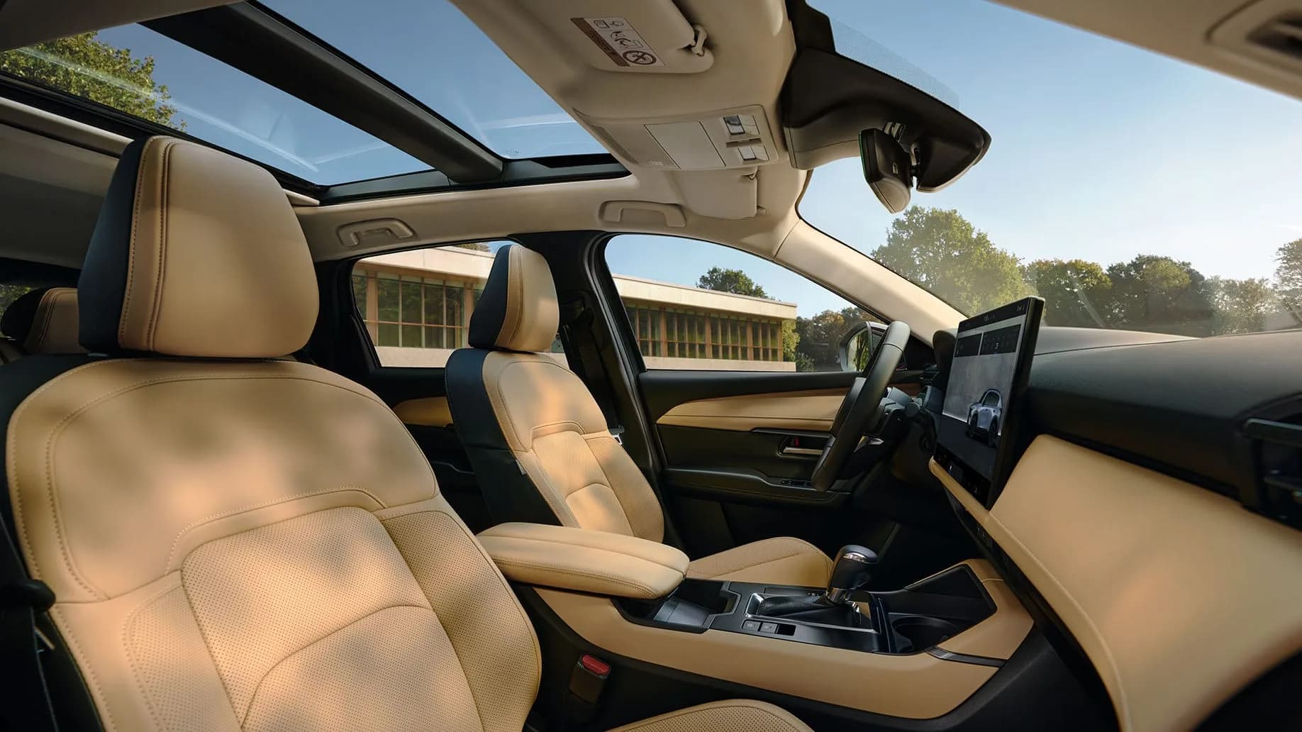 Mazda CX-5 — scaunele din față, tapițerie deschisă la culoare, plafon panoramic