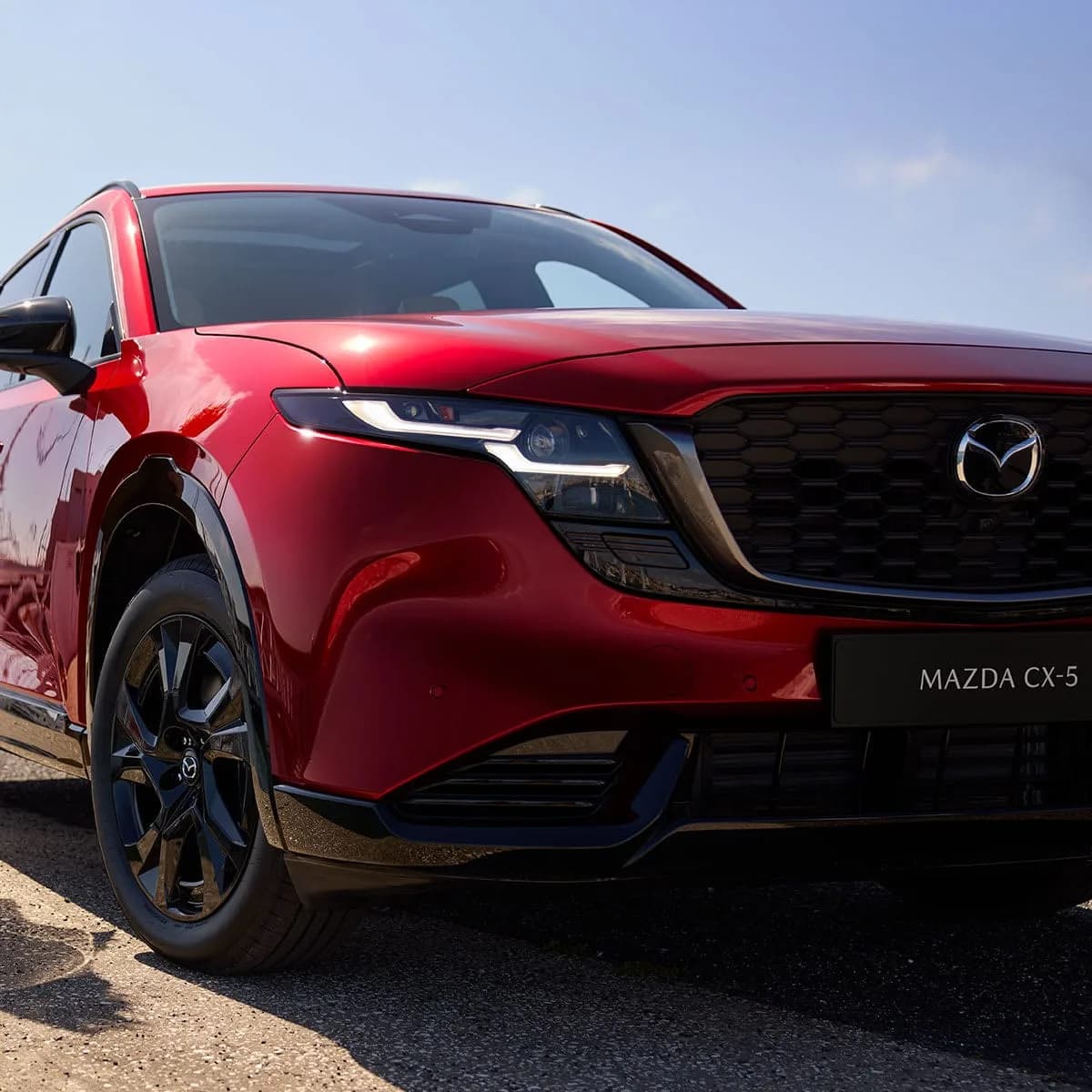 Mazda CX-5 — prim-plan pe partea din față, cu grila și farurile LED