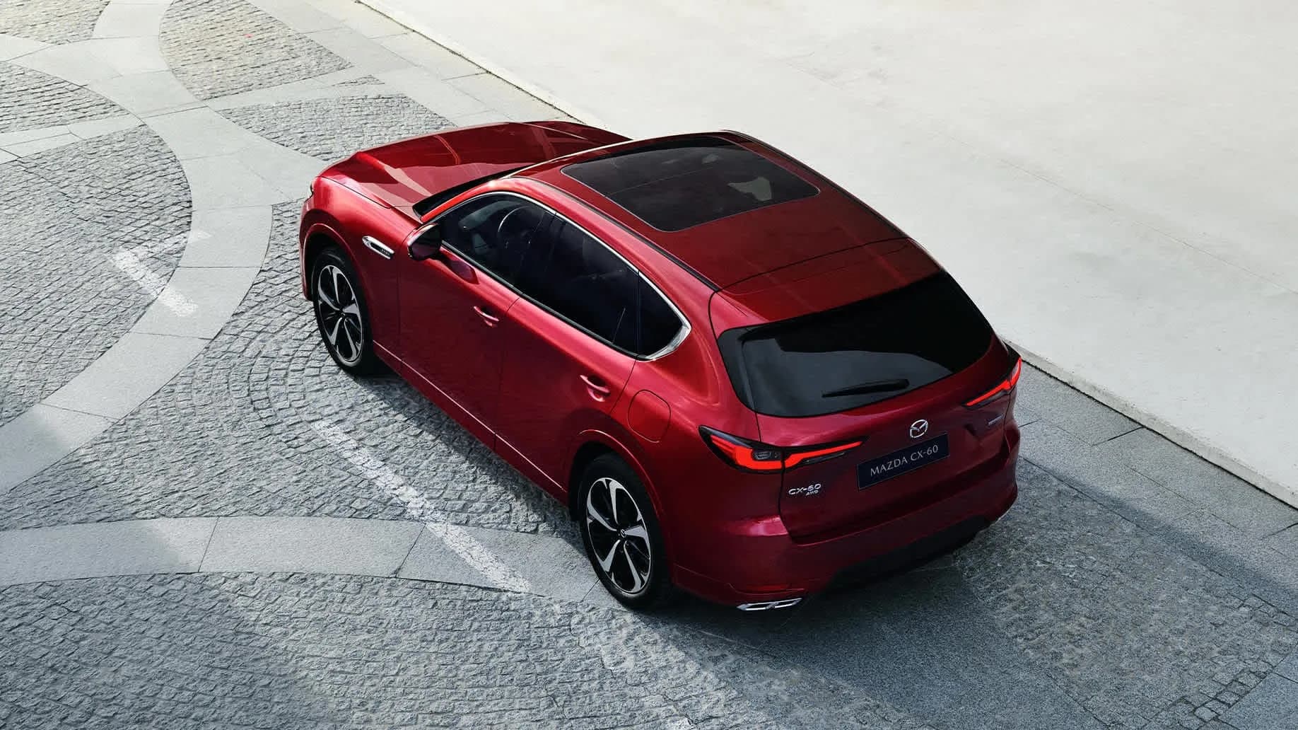 Mazda CX-60 roșie văzută de sus, cu capota lungă a arhitecturii cu motor longitudinal