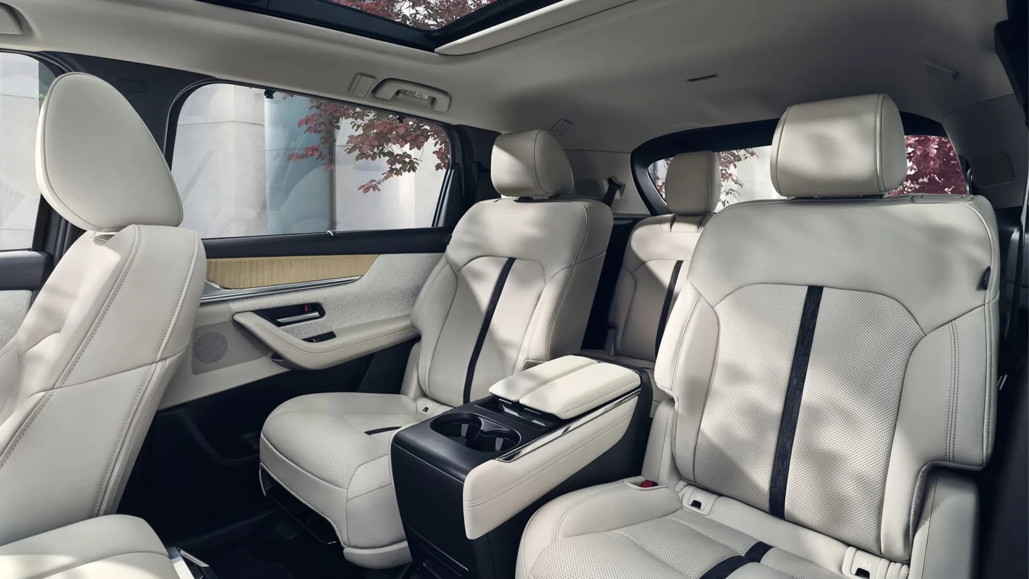 Rândul doi al Mazda CX-80 în configurația cu două fotolii individuale și consolă centrală