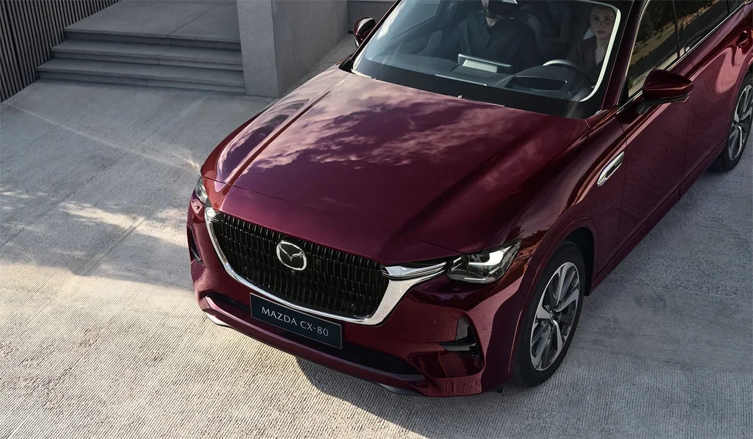 Mazda CX-80 — prim-plan pe partea din față, văzută de sus