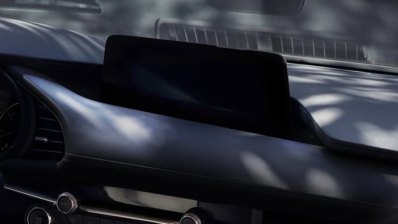 Planșa de bord a Mazda3, cu displayul central de 10 inch